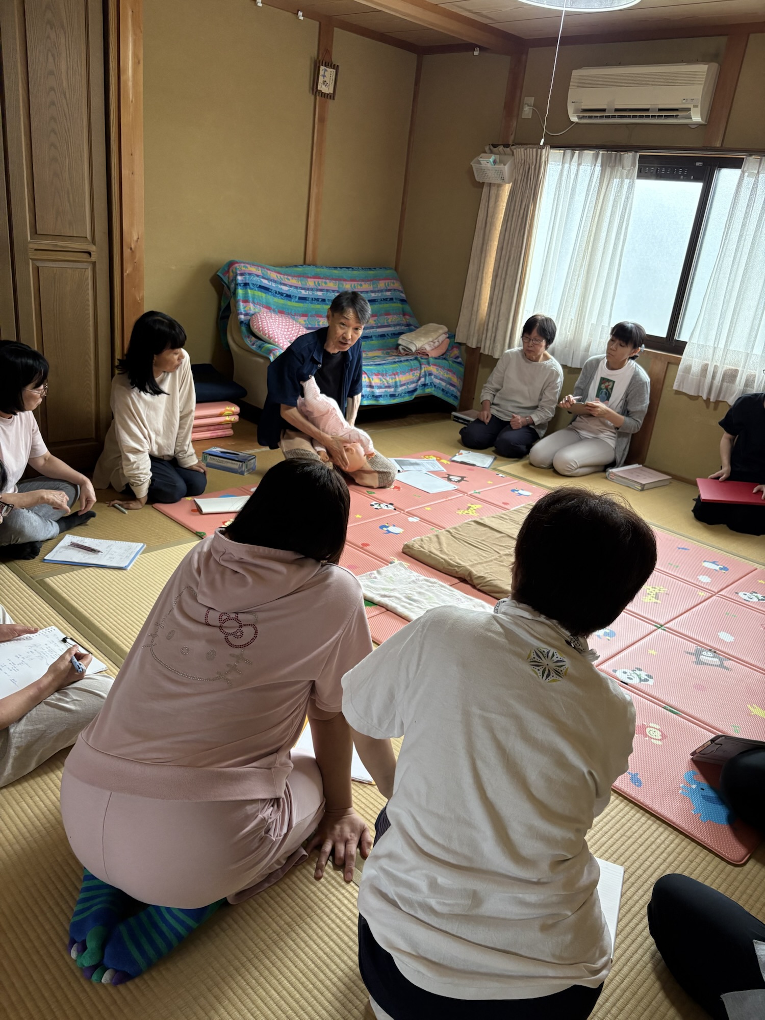 7/5「マッキー先生による赤ちゃんケアと発達指導を見学＆てしおの会」を開催しました。